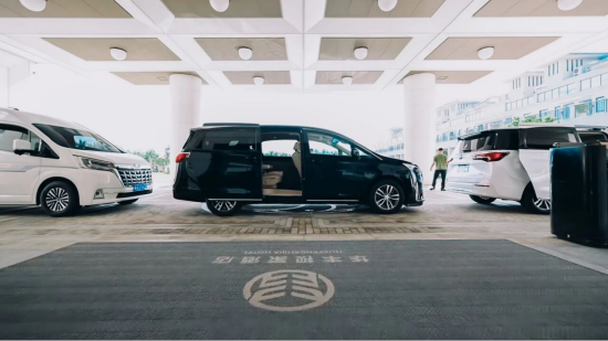  华丰视家酒店提供免费摆渡车。