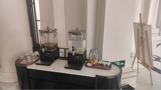  海口华丰视家酒店大堂提供清凉茶饮。