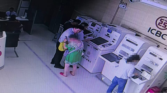 　图注：客户对工行三亚崖城支行工作人员成功拦截诈骗、守护养老钱表示感谢。
