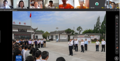  图为全校新生网上统一收看的课程截屏，李公羽（上图左三）介绍三苏家教家风的情况。