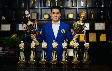 （图：许庆与获得的荣誉奖杯合照）