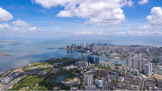 建行海南省分行金融支持海南自贸港建设。图为俯瞰海口秀美风光。