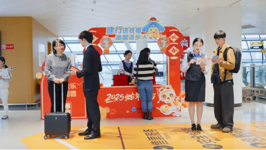 建行服务团队在海口新海港码头提供金融服务。