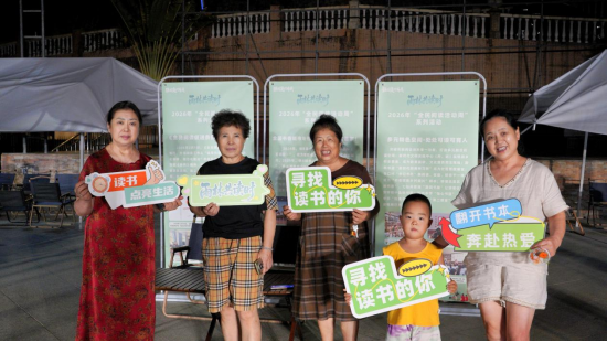  4月20日晚居民在社区露营夜读