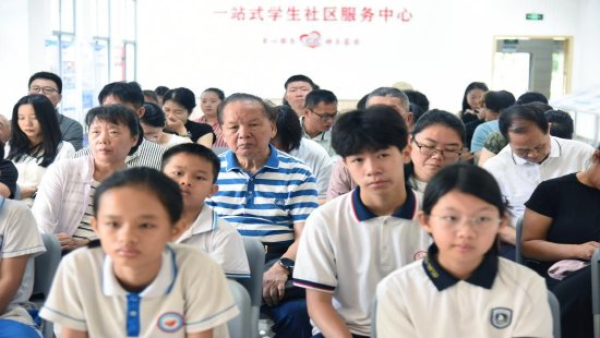 澄迈县域12所学校的领导和师生参加这一活动。