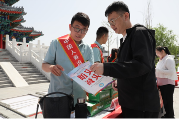 图：工作人员开展防灾减灾宣传