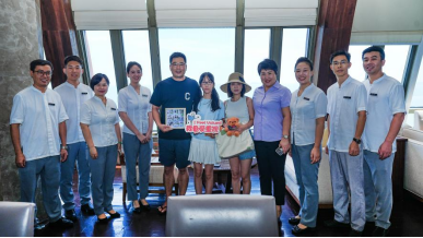 三亚湾海居铂尔曼度假酒店为周先生一家准备温馨的欢迎仪式。