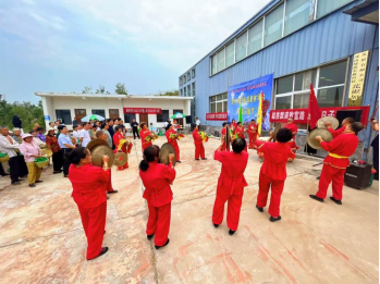 图：桑树坪村花椒采摘大赛现场锣鼓声声