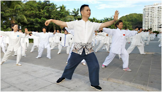  林号营带领群众打太极拳，传递太极拳理念