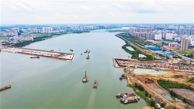 8月18日，俯瞰海口市文明东越江通道项目建设工地。见习记者 李天平 摄