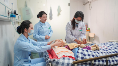 图：医护人员为失能老人提供照护服务