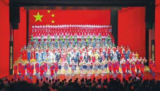 9月28日晚，“祝福祖国”海南省庆祝中华人民共和国成立70周年文艺晚会在省歌舞剧院隆重举行。 海南日报记者 李英挺 摄