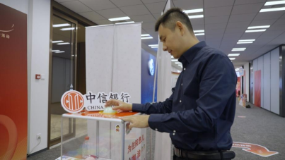  中信银行员工在“爱心汇聚 温暖传递”公益慈善活动上为住院患儿写下真挚祝福