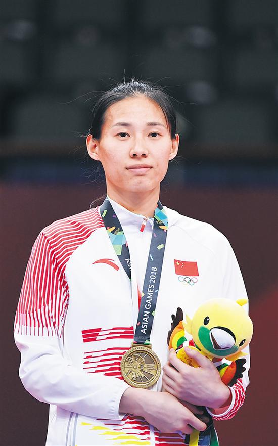 八月二十一日，获得铜牌的中国队选手高盼在颁奖仪式上。 新华社发