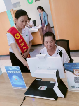 图：工作人员为市民提供业务服务