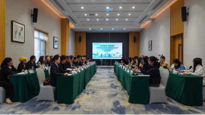 图：媒体调研采访团在咸阳调研中国人寿发展女性安康保险项目