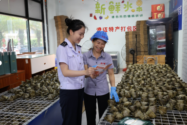 （图为税务干部走进海南澄迈喜丰隆食品有限公司，了解粽子生产经营情况，讲解最新税收优惠政策，解答涉税疑难问题。黄丽摄）