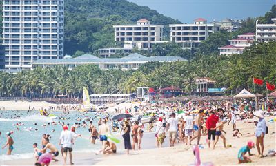 10月2日，天气晴好，三亚大东海景区游客如潮。 海南日报记者 武威 摄