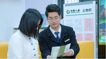 图：工作人员为台胞介绍保险产品