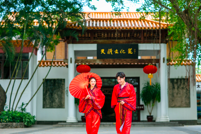 一对新人在天涯海角游览区进行婚拍 图来源乐拍摄影