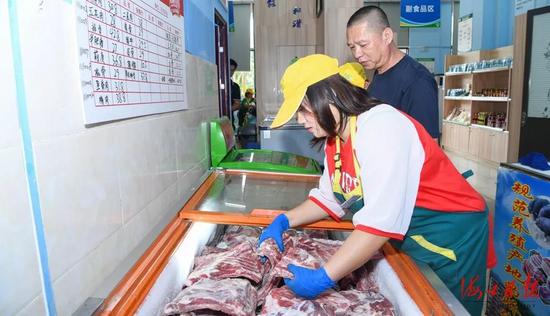 10月27日，市民在菜篮子平价超市和风江岸店挑选猪肉。海口日报记者 苏弼坤 摄