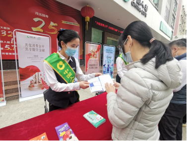 图：茂名分公司团体业务部工作人员为市民介绍普惠保险
