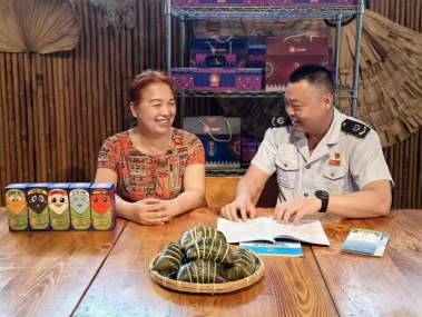 （图为税务局干部走进海南盘姑娘食品有限公司，为企业送去税惠政策，助力非遗企业发展。王家怡摄）