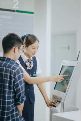  图：柜面服务人员向市民介绍自助服务