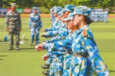 海大新生军训中。 见习记者 李天平 摄