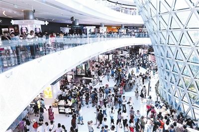 10月6日，三亚国际免税城，前来购物的游客络绎不绝。 三亚日报记者 袁永东 摄