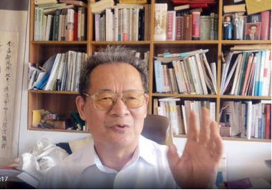  李公羽通过专用教学网络为华迈中学全体新生讲授开学第一课。