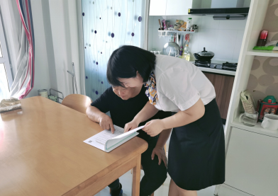  图：滁州分公司客服中心工作人员上门为老年客户讲解保险条款