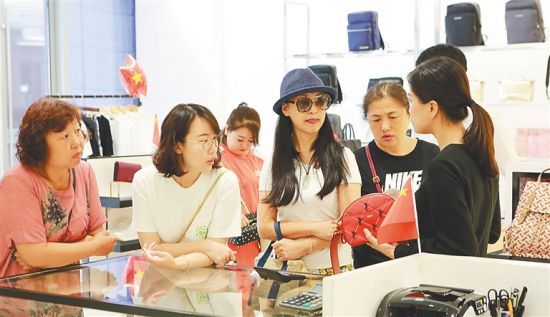 10月5日,在海口日月广场免税店,游客在选购商品。国庆期间,海口日月广场免税店精心组织各类活动,丰富消费产品及品牌以吸引游客。 本报记者 陈元才 摄