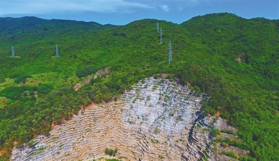 7月5日，三亚市吉阳区新红村一处废弃矿坑，1.67万平方米的矿坑坡壁上已建起一道道V型槽供植被生长，这里是三亚新推进的山体修复、生态保护项目之一。 本报记者 李英挺 武威 摄