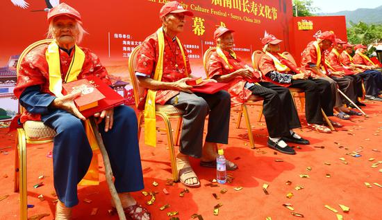 百岁老人在三亚南山长寿文化节亮相“比寿”