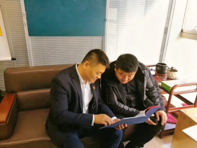  图：李树禄在为客户讲解保障方案