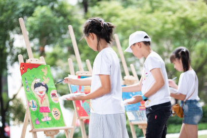 图：开展“国寿小画家”公益活动