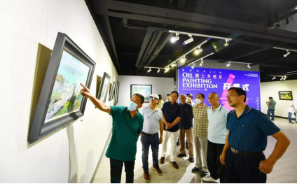 阮江华与现场文艺家观看展览