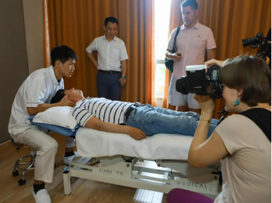韩国MBC电视台记者李海仁（中）体验博鳌超级中医院的中医整脊疗法。陈婧 摄
