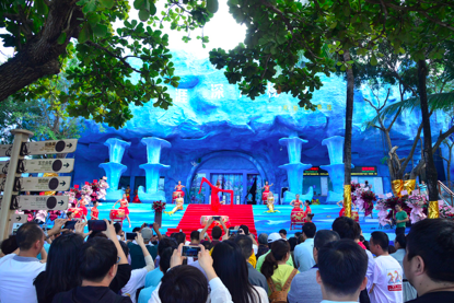 图1：“天涯深海秘境”光影创意馆在当日正式开馆，吸引众多游客驻足停留