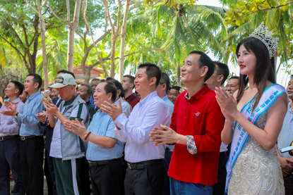 图2：市委宣传部、市国资委、市旅文局等领导出席“天涯深海秘境”光影创意馆开馆典礼