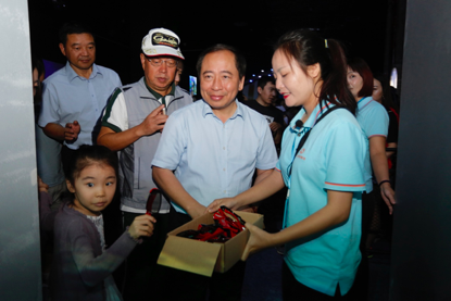 图6： 市委宣传部常务副部长邢洪飚等领导嘉宾巡馆参观