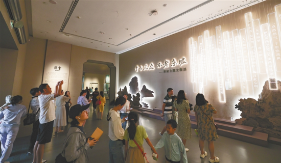 图：观众在海南省博物馆观看苏轼主题文物展。新华社记者杨冠宇摄

（图说：2024年海南省博物馆举办“千古风流不老东坡—苏轼主题文物展”，获评全国博物馆十大陈列展览精品奖，累计接待观众92万余人次）