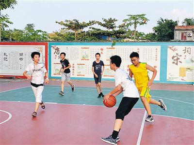 中学生在海口市美兰实验小学打篮球。海南日报记者 计思佳 摄