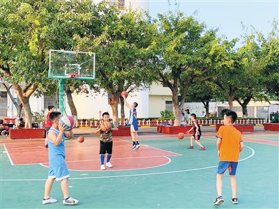 孩子们周末在学校篮球场打球。 海南日报记者 计思佳 摄