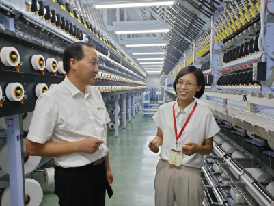 （图为深入企业开展以“服务实体经济”为主题的宣传活动）