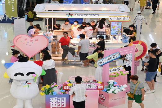 5月20日，海南体彩“好彩连连&nbsp;快乐翻番”520主题快闪活动在海口万达广场举办