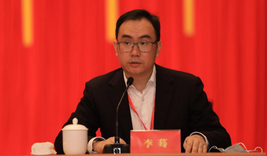 常务副会长中国银行海省分行行长柯建勋委托副行长李蓦主持大会。