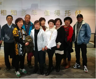图：杨蔚与客户在一起