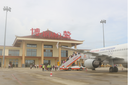 图为东方航空MU6655航班抵达博鳌机场